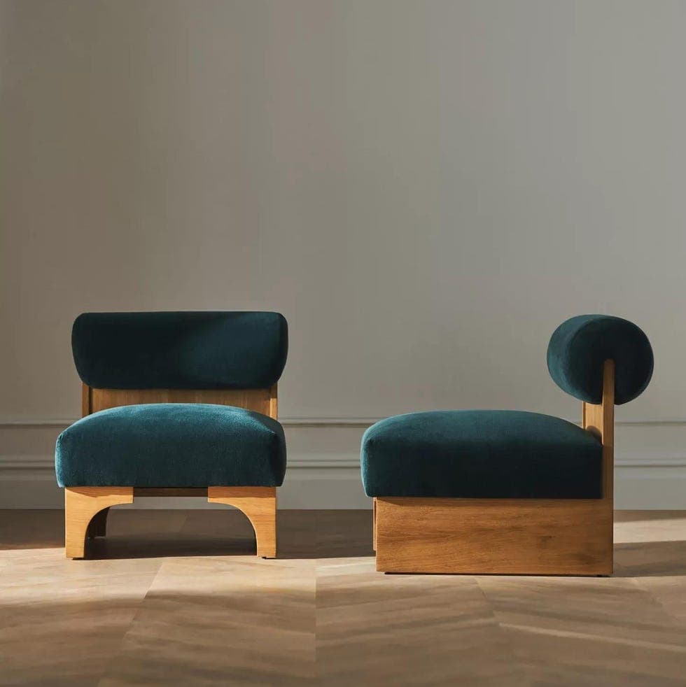 Chairs that don't pay their taxes on time - photo 2